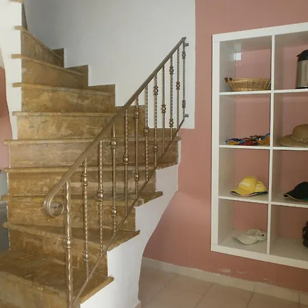 Semesterbostad Stone 3-bed 3-storey 700m From Sunset *