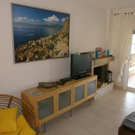 Stone 3-bed 3-storey 700m From Sunset Semesterbostad *